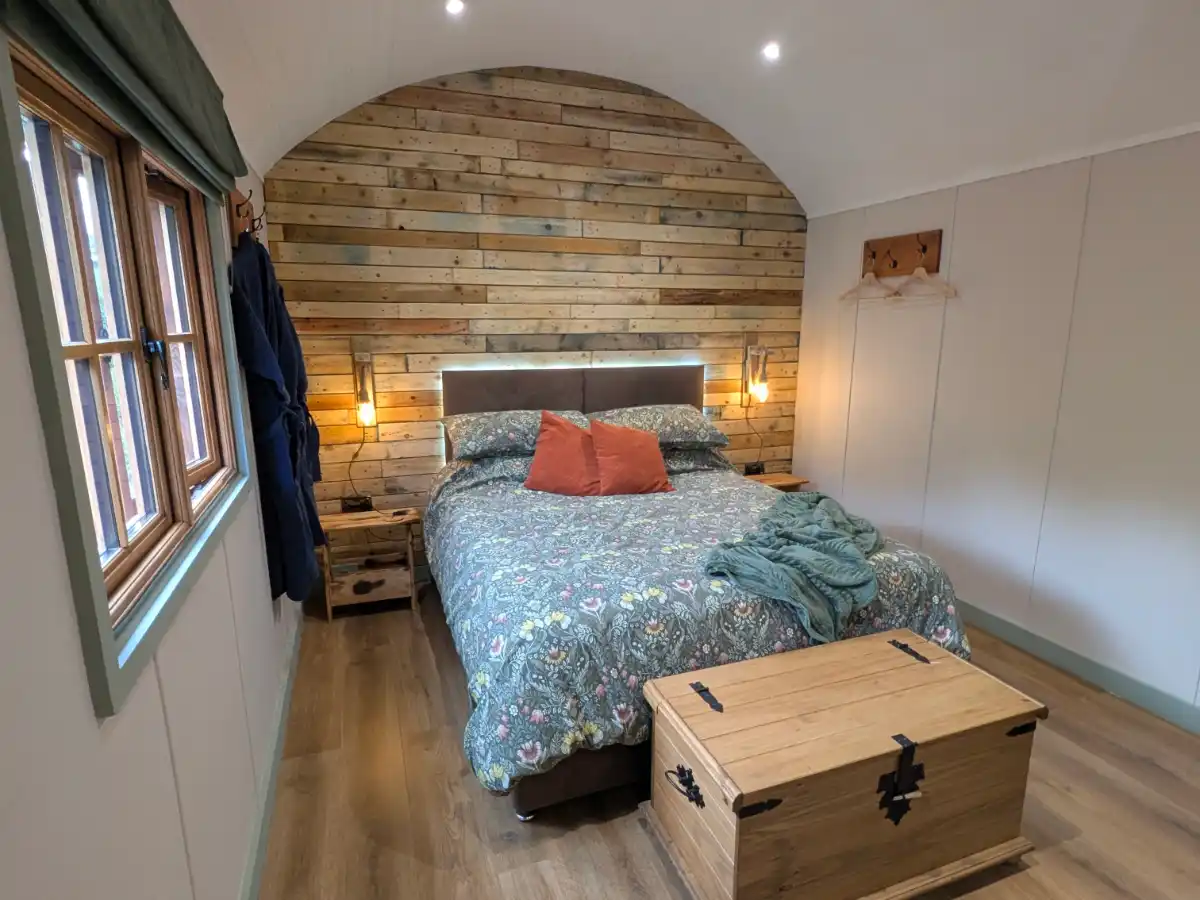 Fern Kingsize Bed